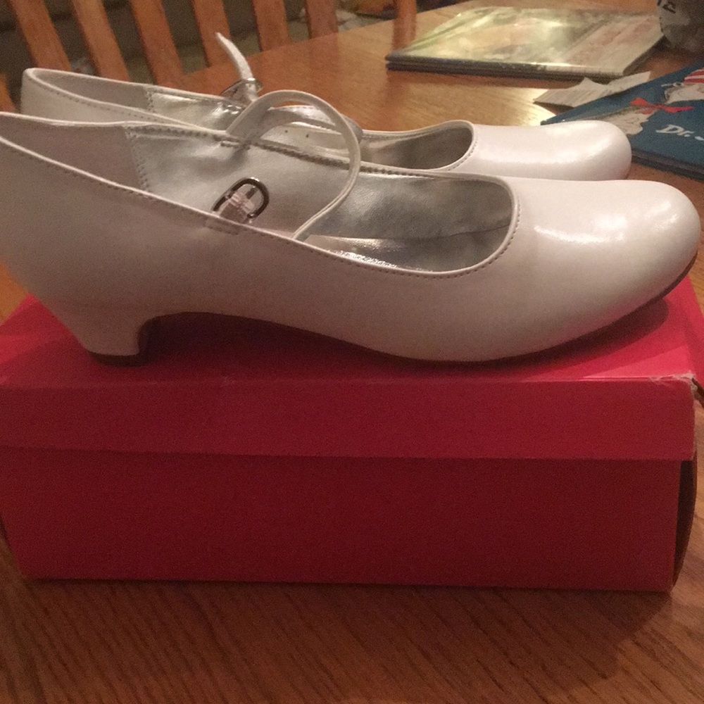 Little girl’s white dress shoes *BRAND NEW*